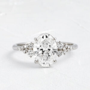 Cluster Kenar Taşlı Oval Tektaş Yüzük